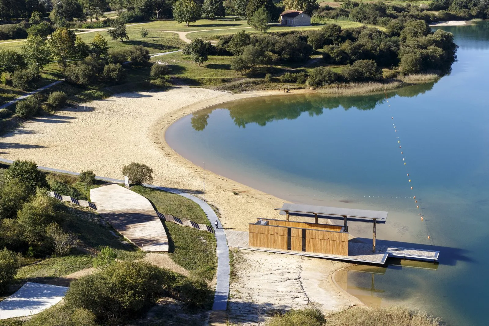 Aménagement et développement de la réserve naturelle d’Arjuzanx par ALEP, architectes-paysagistes, et INCA, architectes. Photo: Nicolas Castets avec Thierry Laurent-Constant (SPAD Drone)