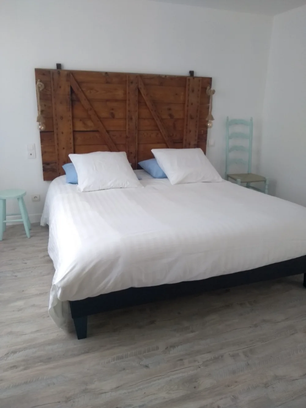 1-Chambre-au-rez-de-chaussee-pour-2-personnes-salle-d-eau-privative-wc