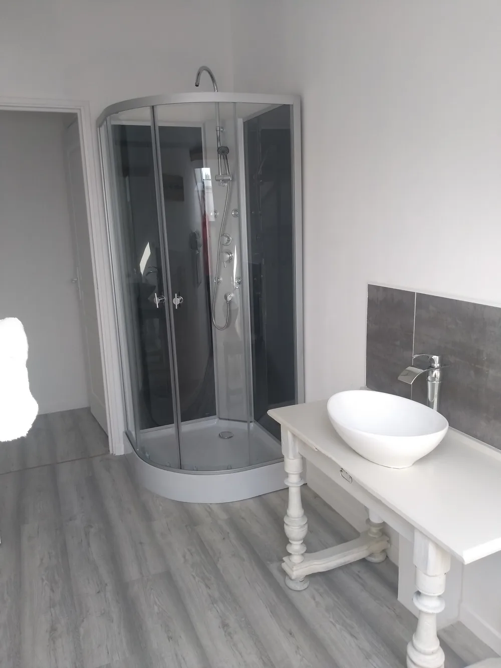 1-Suite-composee-de-2-chambres-avec-salle-d-eau-privative-et-WC-independant