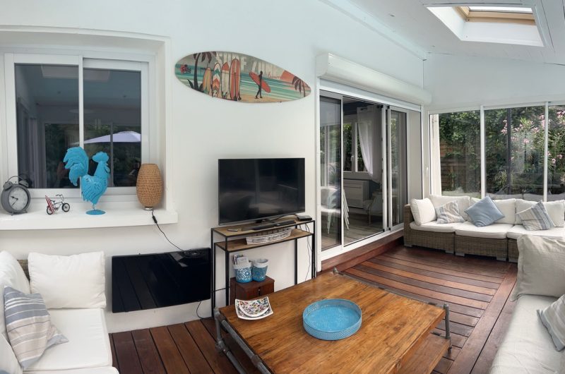 18. photo pano airbnb salon planche surf top