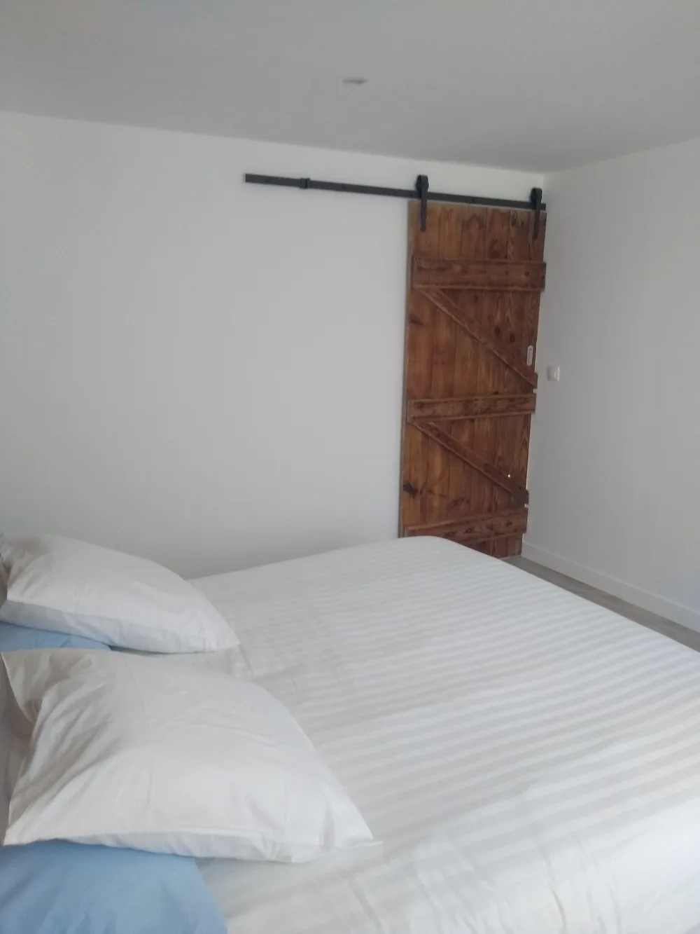 2-Chambre-au-rez-de-chaussee-pour-2-personnes-salle-d-eau-privative-wc