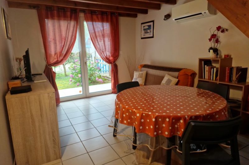 2024 Séjour Salon avec vue sur jardin arrière du gite