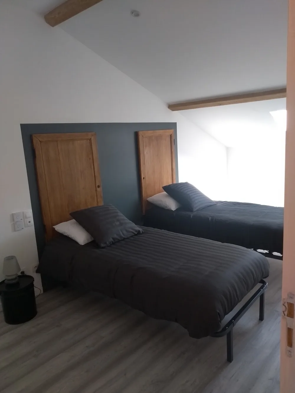 3-Suite-composee-de-2-chambres-avec-salle-d-eau-privative-et-WC-independant