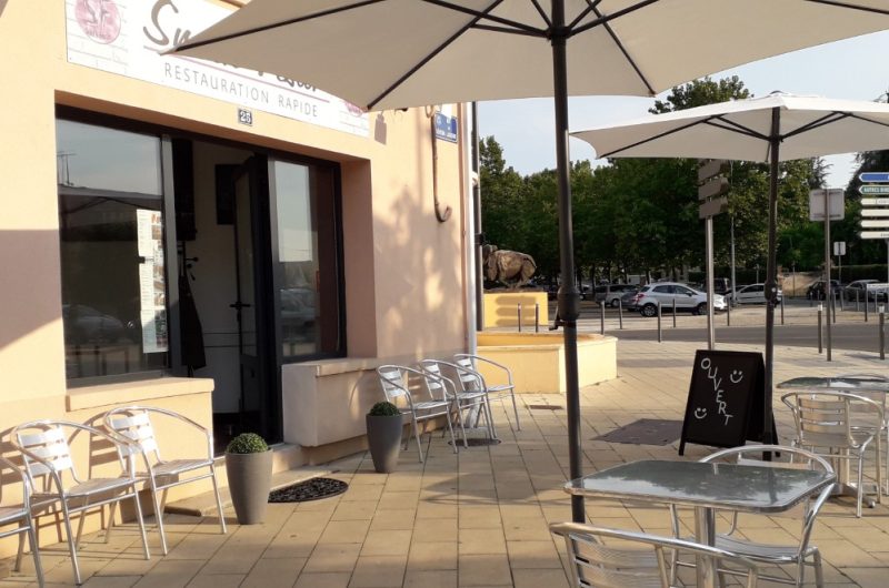 667614-snack-festif-terrasse