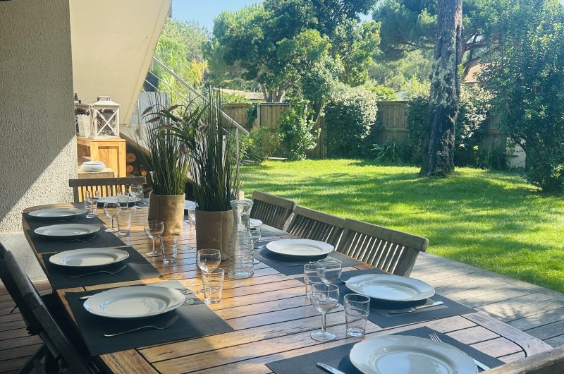 8. table extérieure jardin de devant