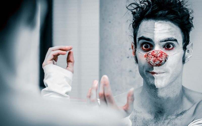 866183-trop-pres-du-mur-1