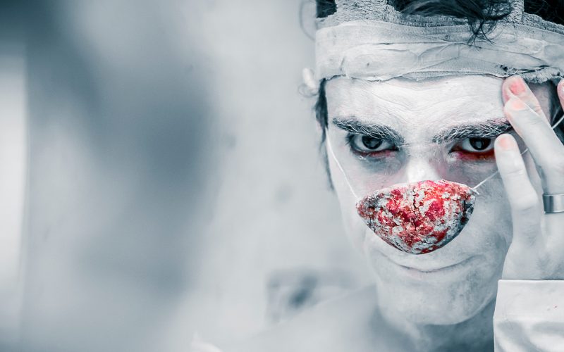 866184-trop-pres-du-mur-2