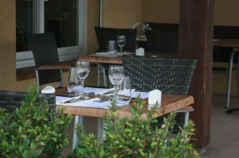 AU CHEVAL BLANC TOSSE (1)