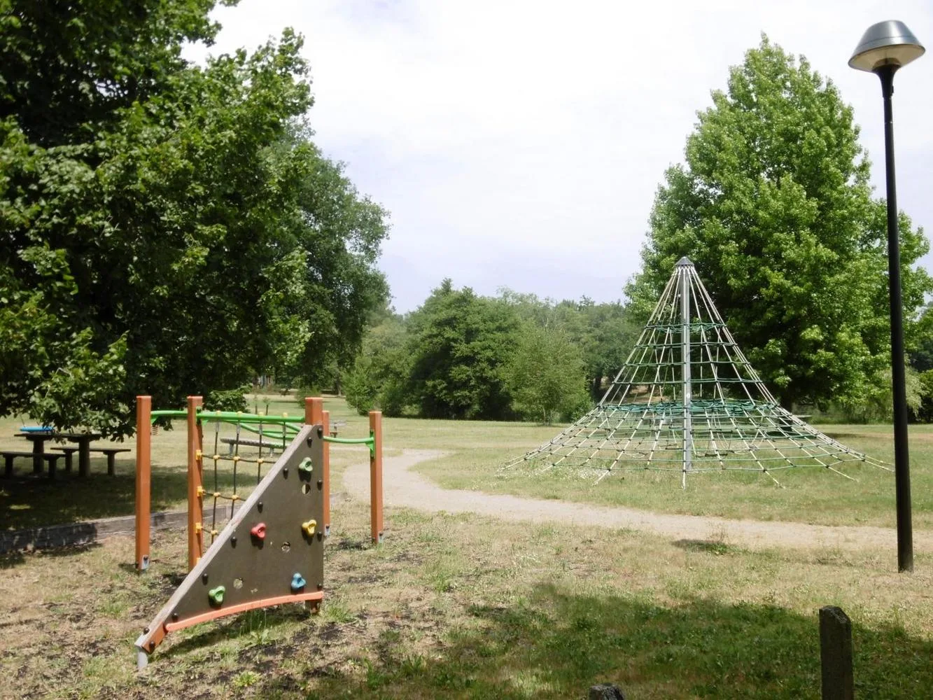 Aire-de-jeux-2-4169b57d6a744b118157fc8047d6d926