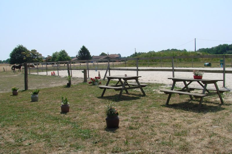 Centre équestre la houn – tables de pic-nic – 1