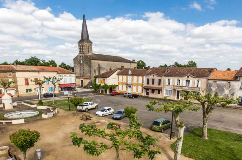 Eglise et place de Cazères