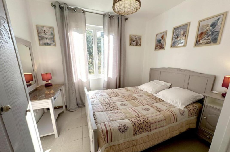 Montage photo Simple Photo de vacances en famille au format carte postale Blanc – La Résinière à Hinx – Chambre