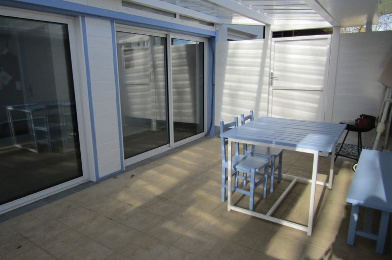 Larronde – terrasse couverte vue séjour