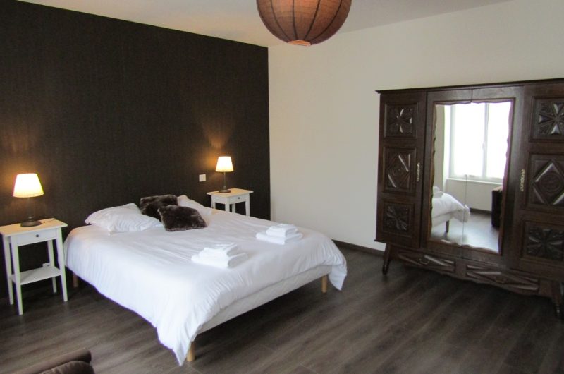 Odé – Chambre marron lit
