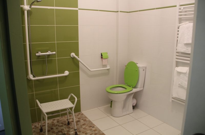 Odé – salle de bain chambre Tourisme et Handicap RDC