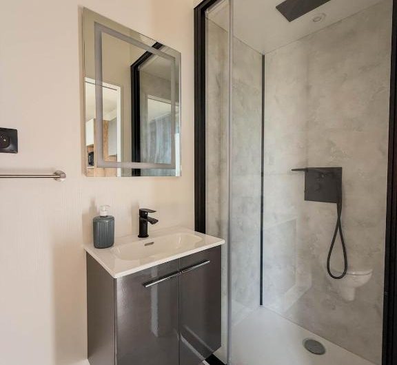 SDB douche La Box des Oiseaux 2025 ©AguilarVelten