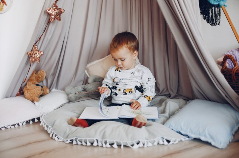 bébé lecteur freepik