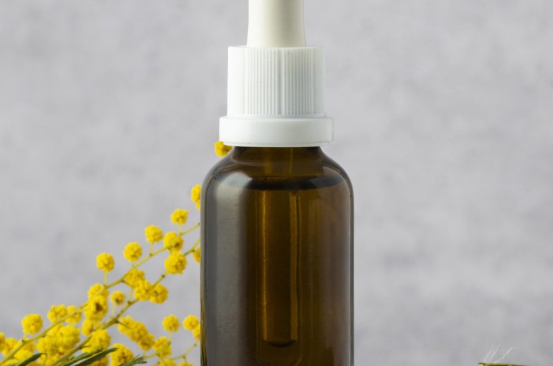 flacon-de-serum-et-arrangement-de-plantes