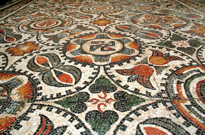 mosaiques-salon-svastika-pour-TIS