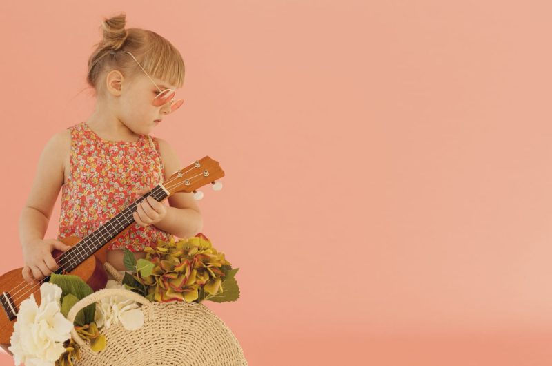 tout-petit-a-la-mode-tenant-la-guitare